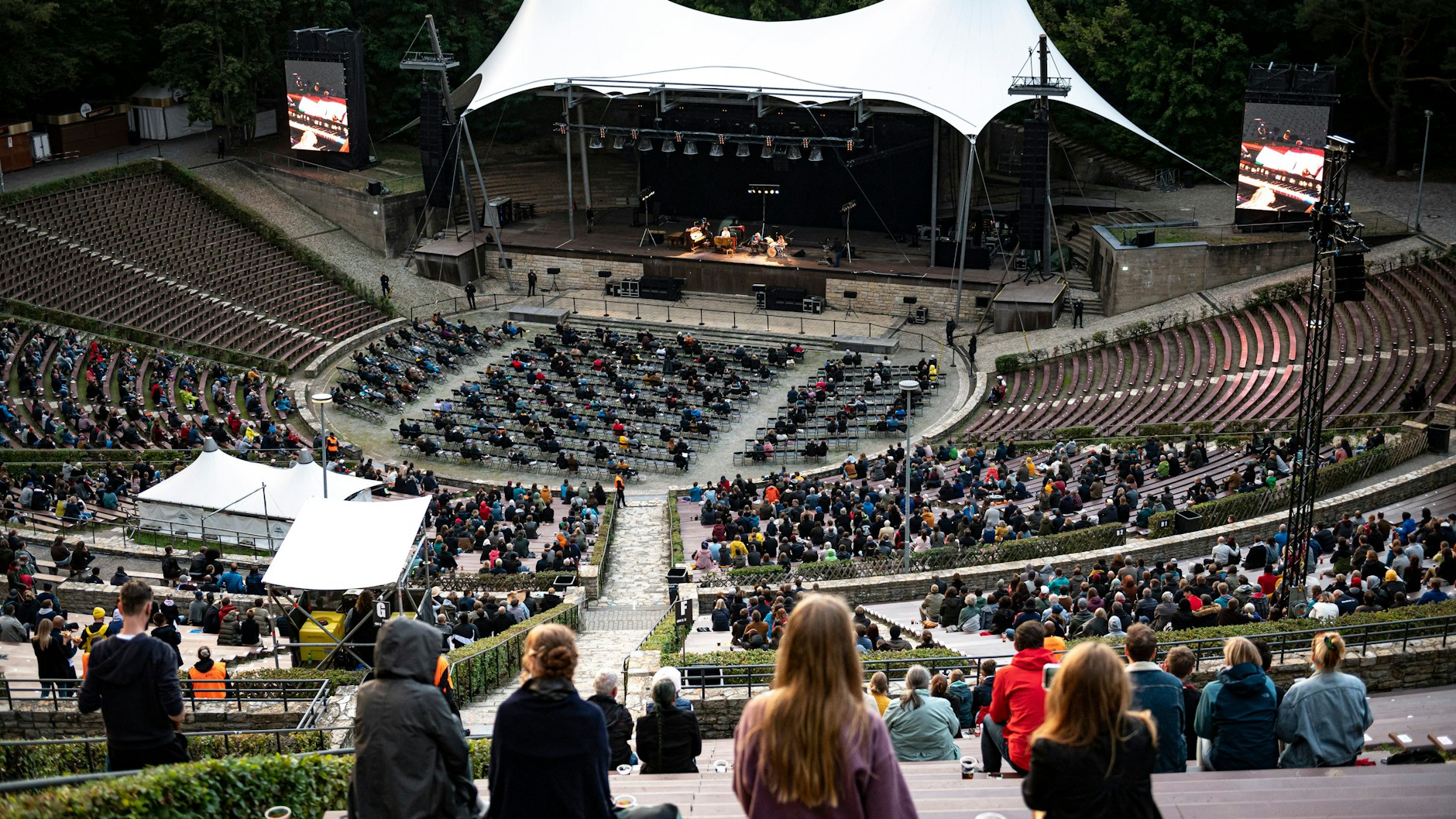 Konzerte in Corona-Zeiten: So sah im September das Konzert von Helge Schneider in der Waldbühne aus. 22.000 Plätze hat die Arena, nur 5000 Zuschauer durften maximal hinein.