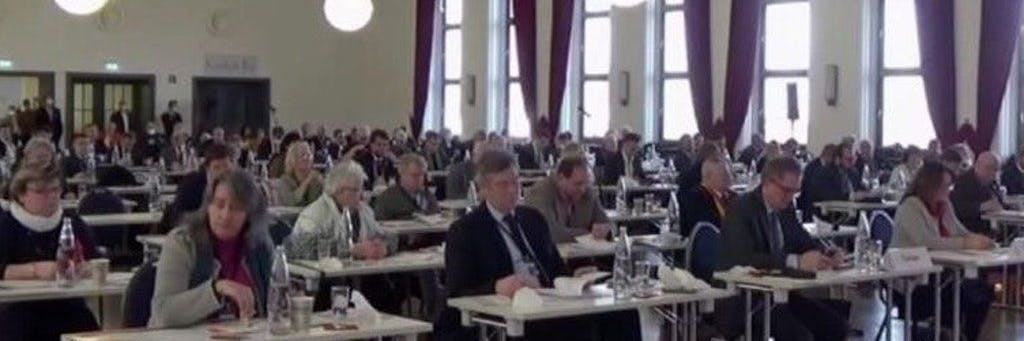 Die CDU-Delegierten beim Parteitag in Sachsen-Anhalt: Jeder an einem Tischchen, aber Masken...?