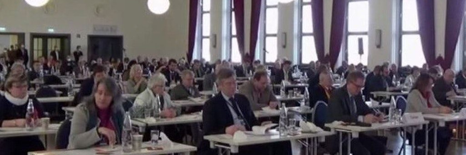 Die CDU-Delegierten beim Parteitag in Sachsen-Anhalt: Jeder an einem Tischchen, aber Masken...?