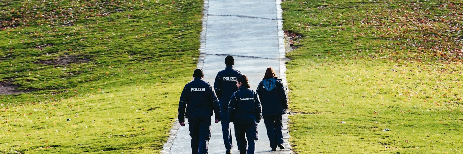 Polizisten patrouillieren zusammen mit dem Ordnungsamt im Görlitzer Park.