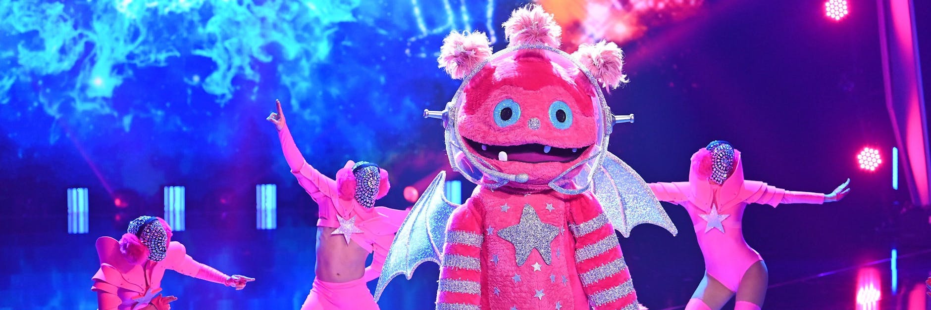 Vereinzelt tippen Fans darauf, dass Pietro Lombardi im Monstronauten-Kostüm steckt. 