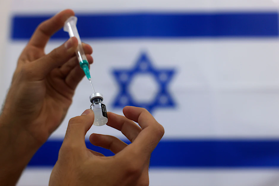 Der Corona-Impfstoff von Biontech/Pfizer verhindert laut Angaben des israelischen Gesundheitsministeriums nach der zweiten Impfung zu rund 99 Prozent schwere Krankheitsverläufe oder Todesfälle.