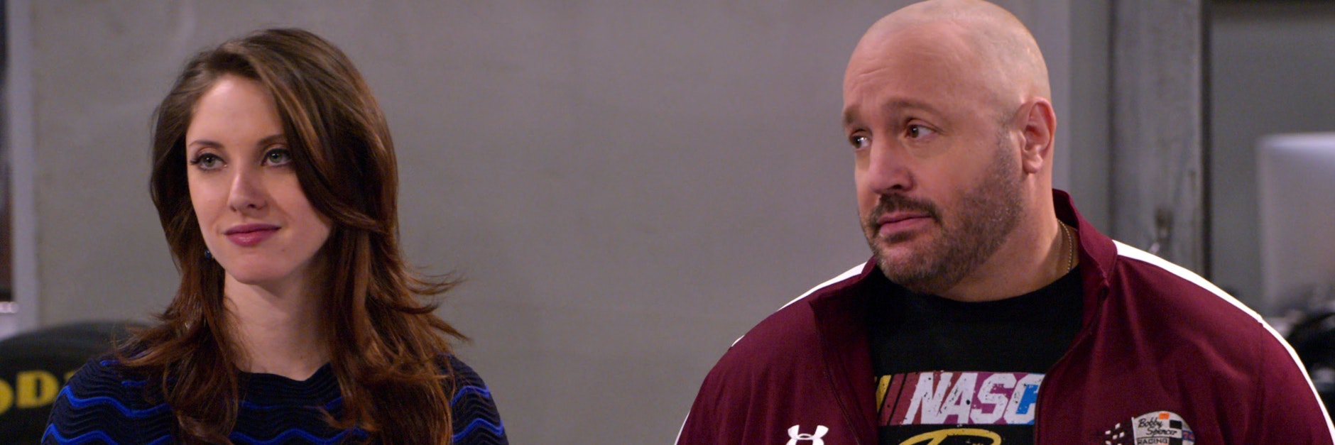 Kevin James und Jillian Mueller in der Netflix-Sitcom „The Crew“.