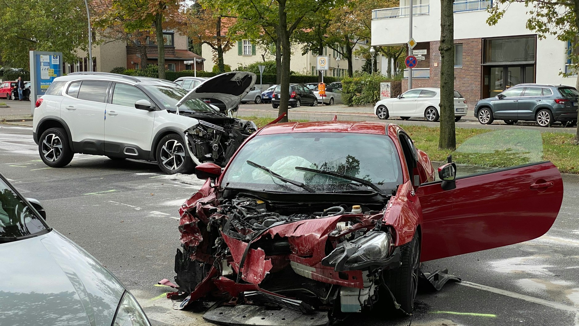 Ergebnis eines illegalen Autorennens in Wilmersdorf: einer von 126.286 Unfällen in Berlin 2020.