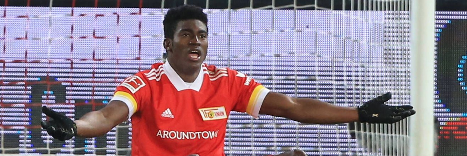 Taiwo Awoniyi sitzt &nbsp;hilflos auf dem Rasen. Eine Muskelverletzung zwingt dem Stürmer &nbsp;den Tribünenplatz auf.