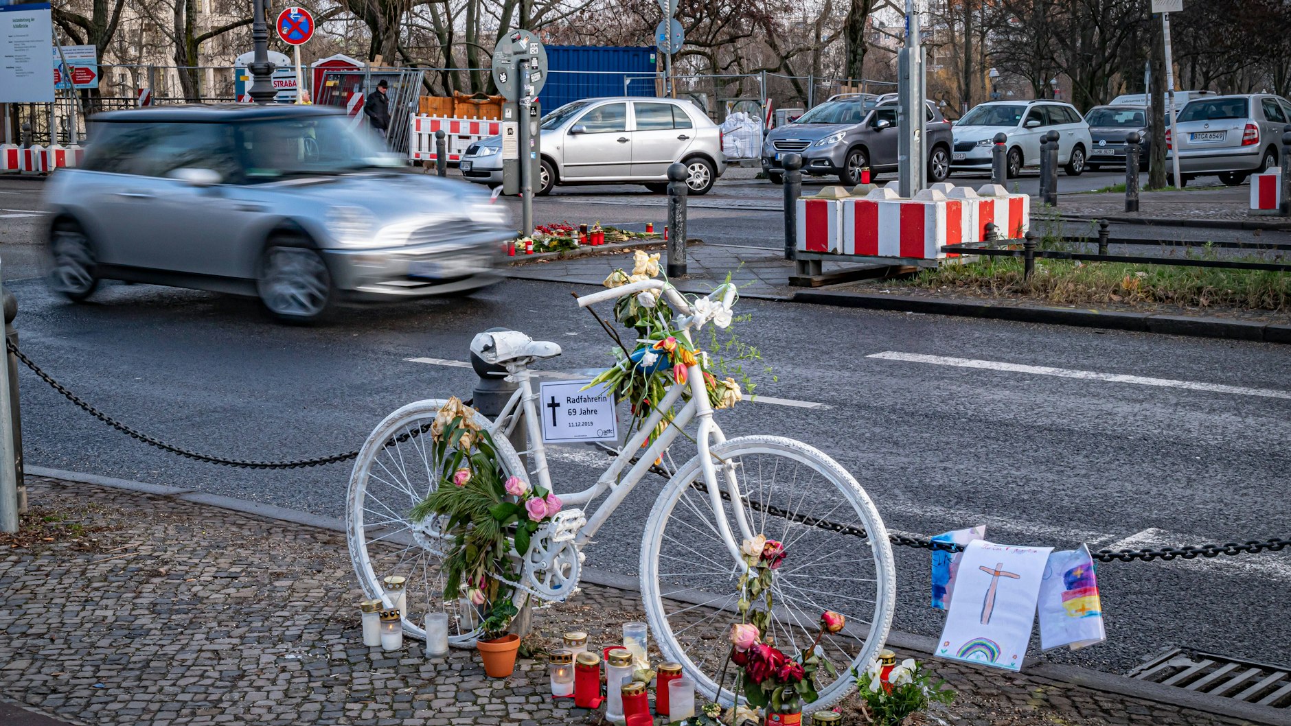 Mit weißen Geisterrädern erinnert der Allgemeine Deutsche Fahrrad-Club (ADFC) an Radfahrer, die im Straßenverkehr ums Leben kamen. Dieses Rad steht in Charlottenburg.