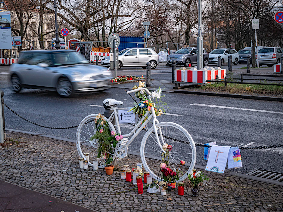 Mit weißen Geisterrädern erinnert der Allgemeine Deutsche Fahrrad-Club (ADFC) an Radfahrer, die im Straßenverkehr ums Leben kamen. Dieses Rad steht in Charlottenburg.