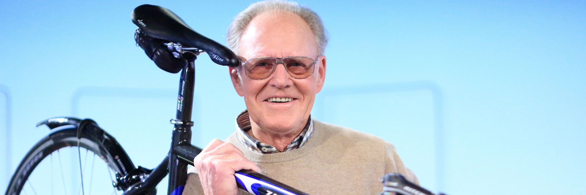 Locker wie das Rennrad schultert Täve Schur auch das Leben – sogar mit 90 Jahren. 