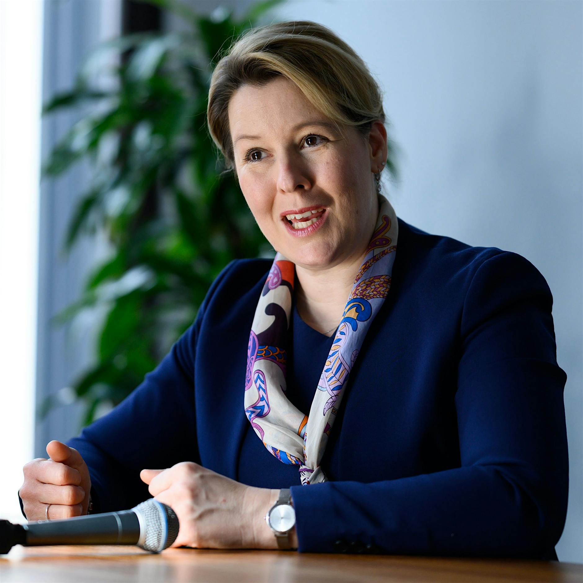 Giffey: Politiker sollen sich öffentlich impfen lassen