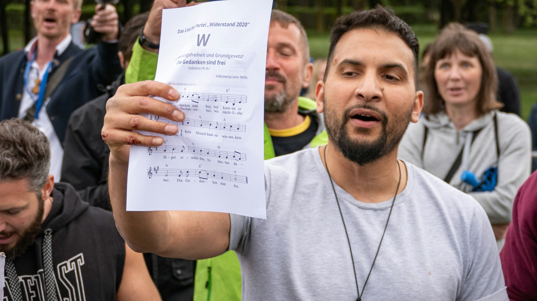 Attila Hildmann auf einer Demo gegen die Corona-Maßnahmen vor dem Reichstag.