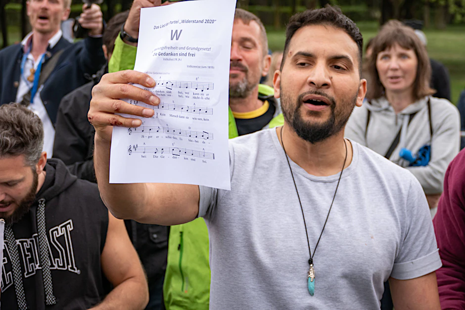 Attila Hildmann auf einer Demo gegen die Corona-Maßnahmen vor dem Reichstag.