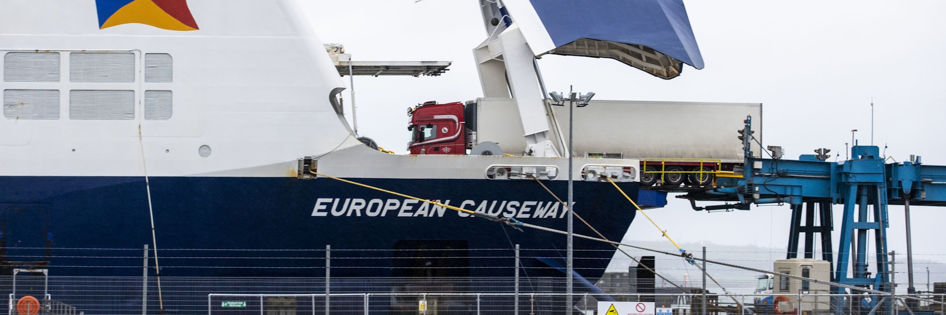 Eine Fähre im nordirischen Larne: Die Fahrt nach Schottland dauert zwei Stunden und ist teuer. 