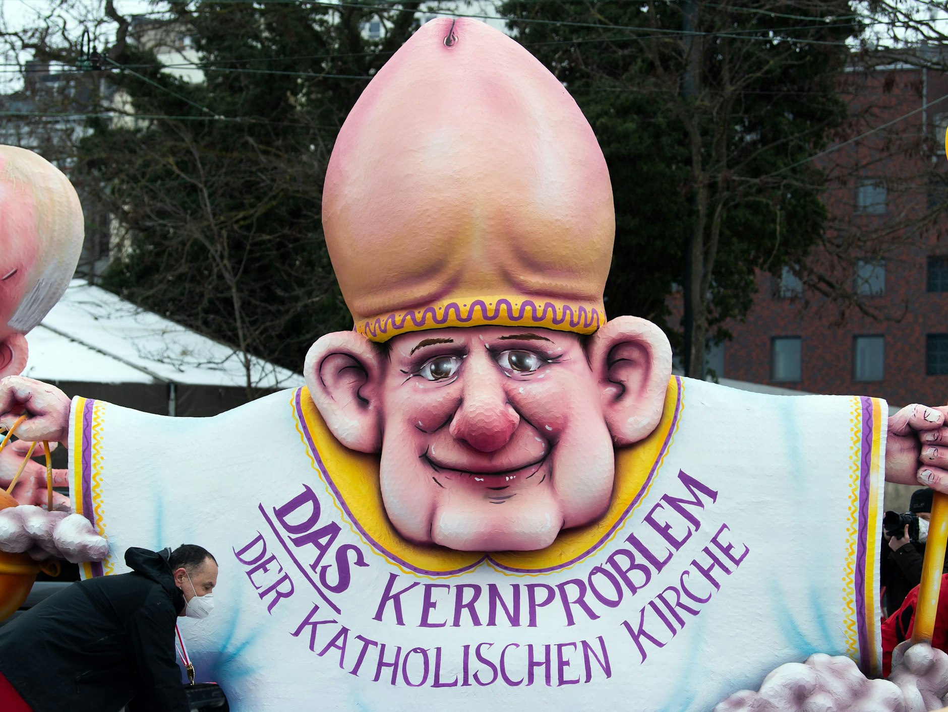 Ein Bischof mit Eichel-Hut: So drastisch ging man im Düsseldorfer Karneval mit dem Thema Missbrauch durch Geistliche um.