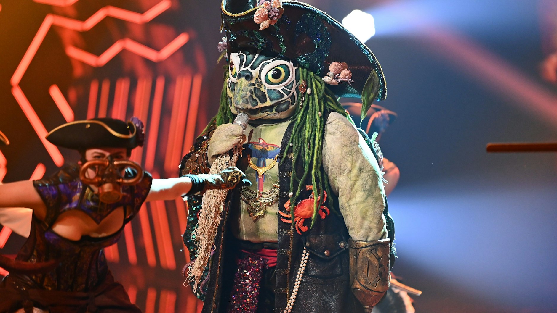 Die Schildkröte sang „I'm Still Standing“. Aber wer ist der „Masked Singer“ im Kostüm?