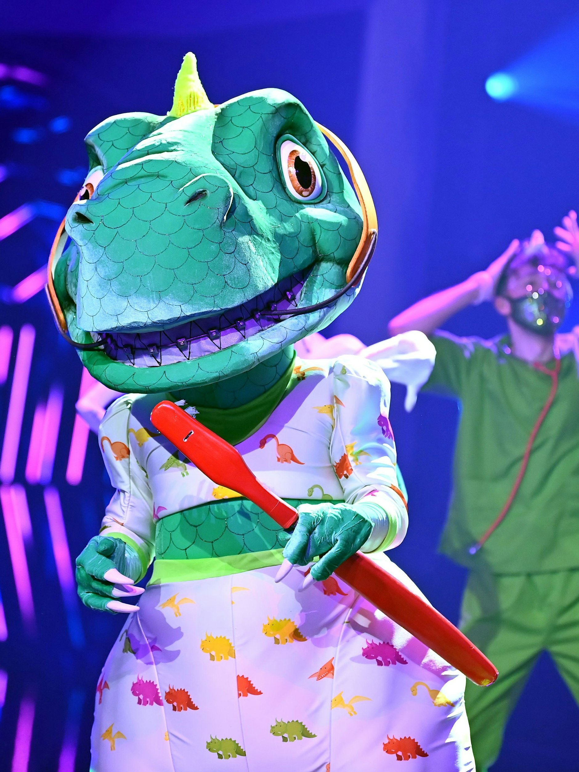 Welcher Star verbirgt sich bei „The Masked Singer“ im Dino-Kostüm?