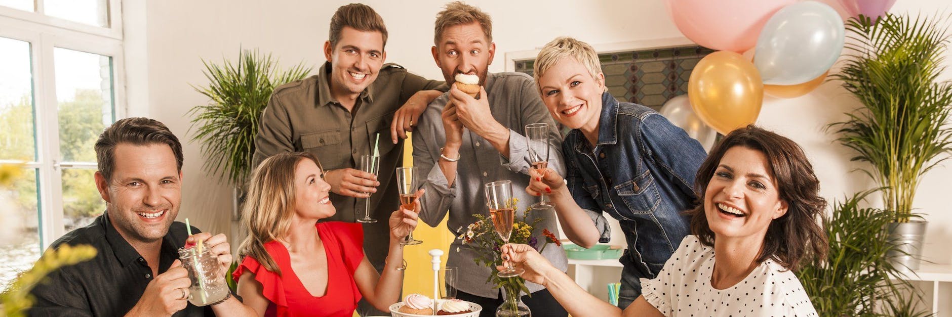 Sind immer gut gelaunt: Die Moderatoren des Frühstücksfernsehens von Sat.1. Doch nun prangern sie in einem Video im Netz Hass und Mobbing an.