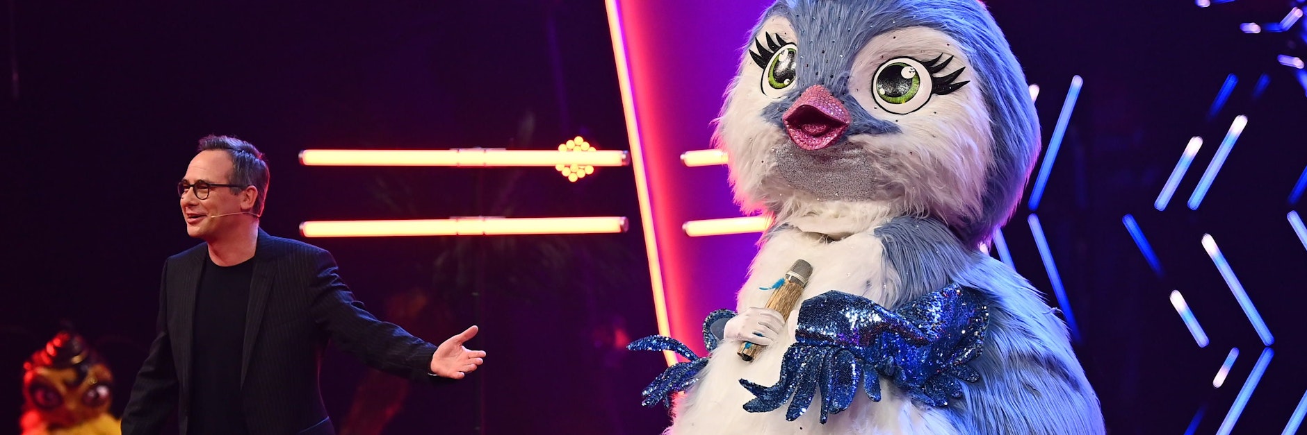 Der pure Flausch: Welcher „Masked Singer“ steckt im plüschigen Küken-Kostüm? Links: Moderator Matthias Opdenhövel.