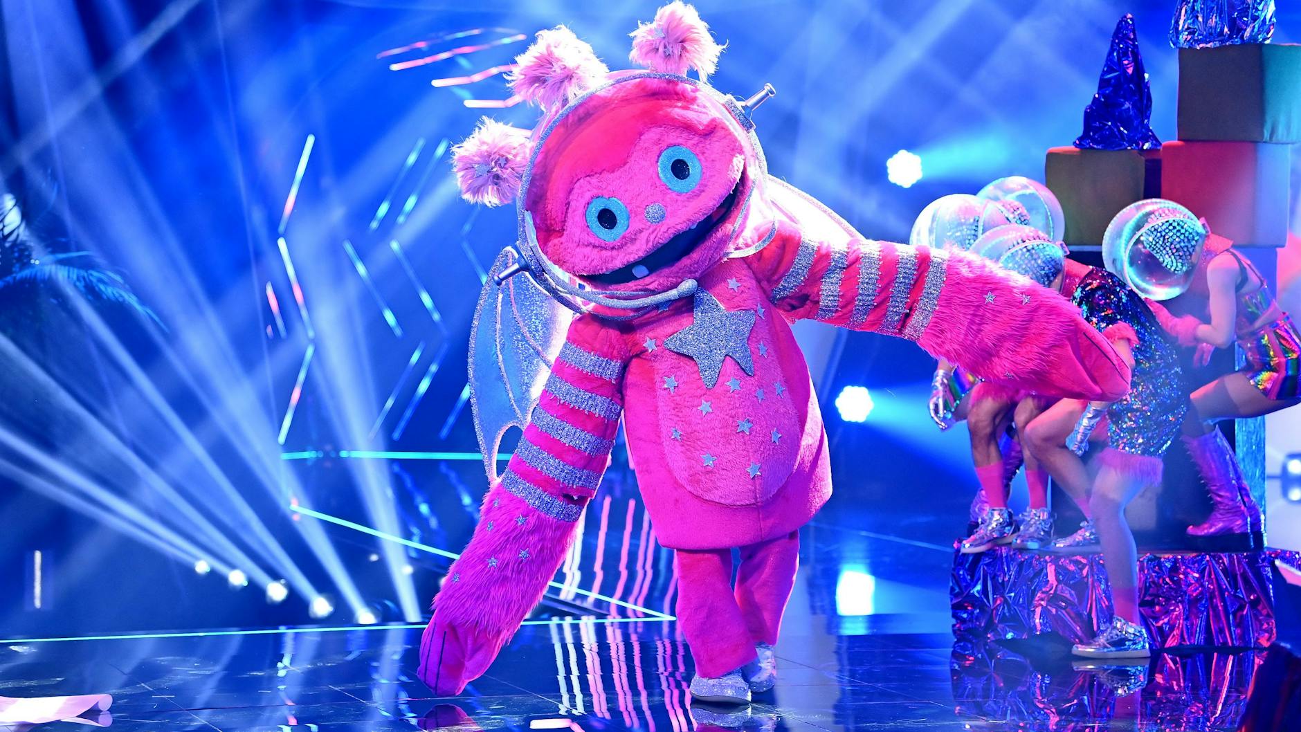 Welcher „Masked Singer“ steckt wohl im Monstronauten-Kostüm?