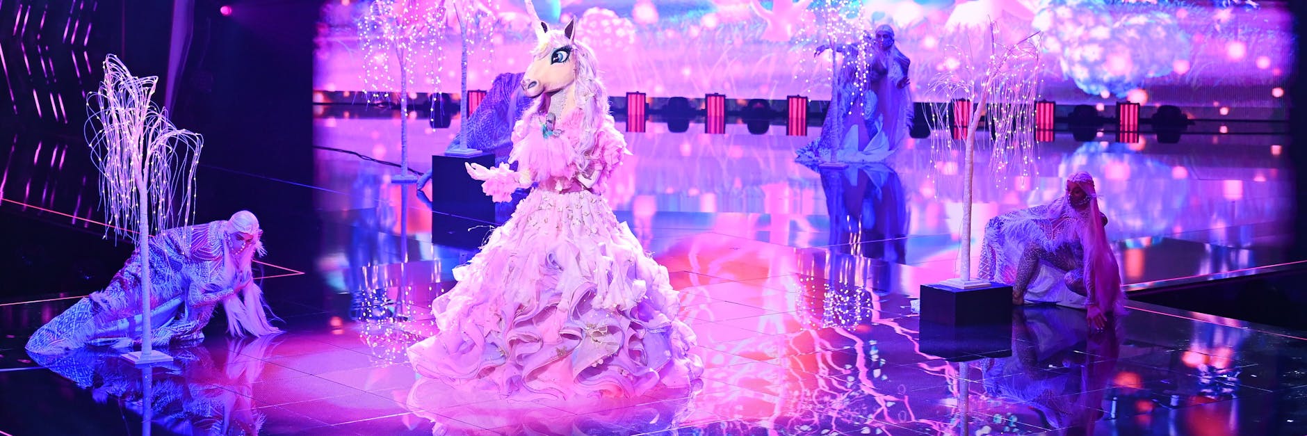 Welcher Star sich bei „The Masked Singer“ wohl im Einhorn-Kostüm versteckt?