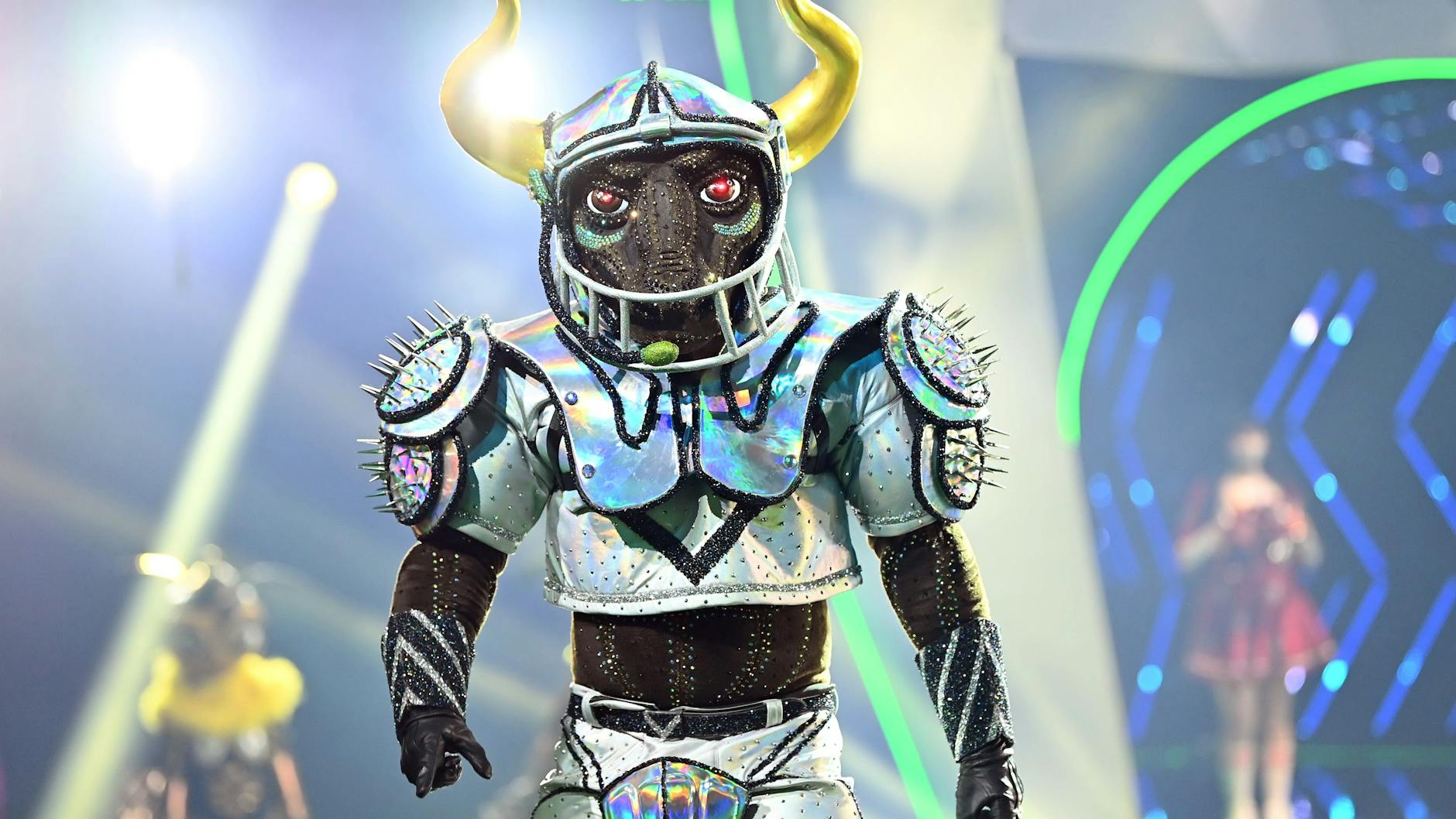 Wer ist der „Masked Singer“ im Stier-Kostüm?