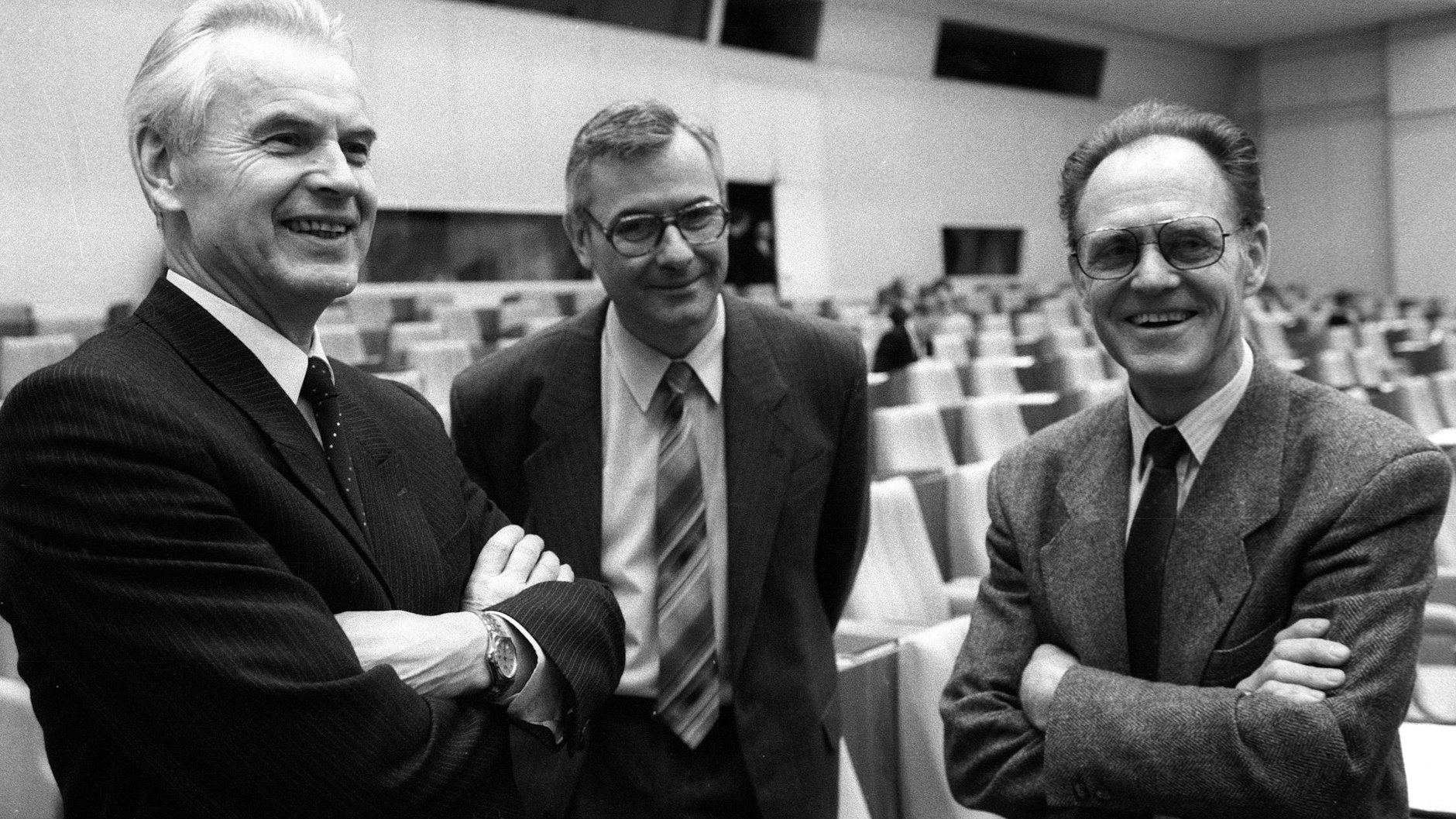 Täve Schur als als Volkskammerabgeordneter mit Hans Modrow (l.) 1990.