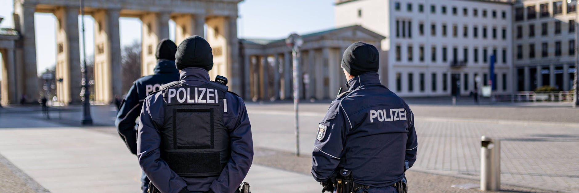 Berliner Polizisten stehen am Brandenburger Tor.