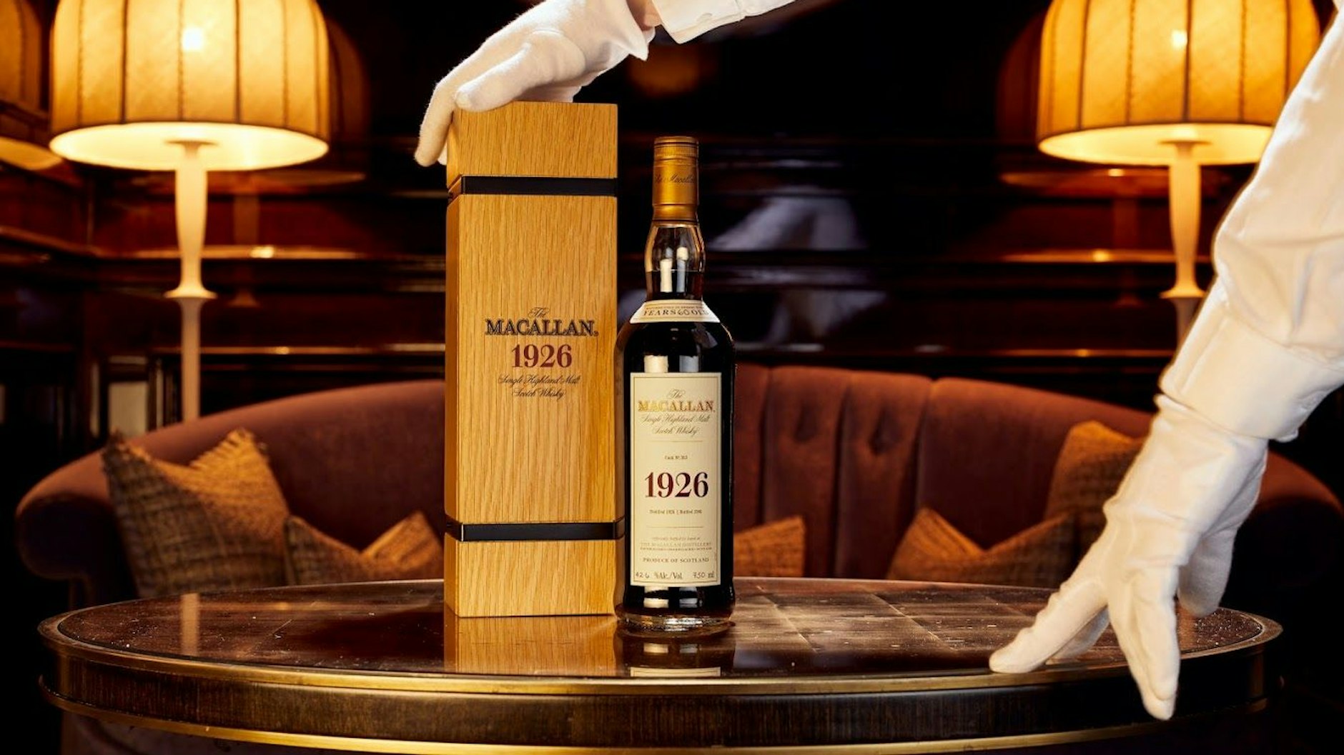Eine Flasche Whisky der Marke „The Macallan 1926 Fine and Rare“ wurde jetzt 1.157.000 Euro versteigert.