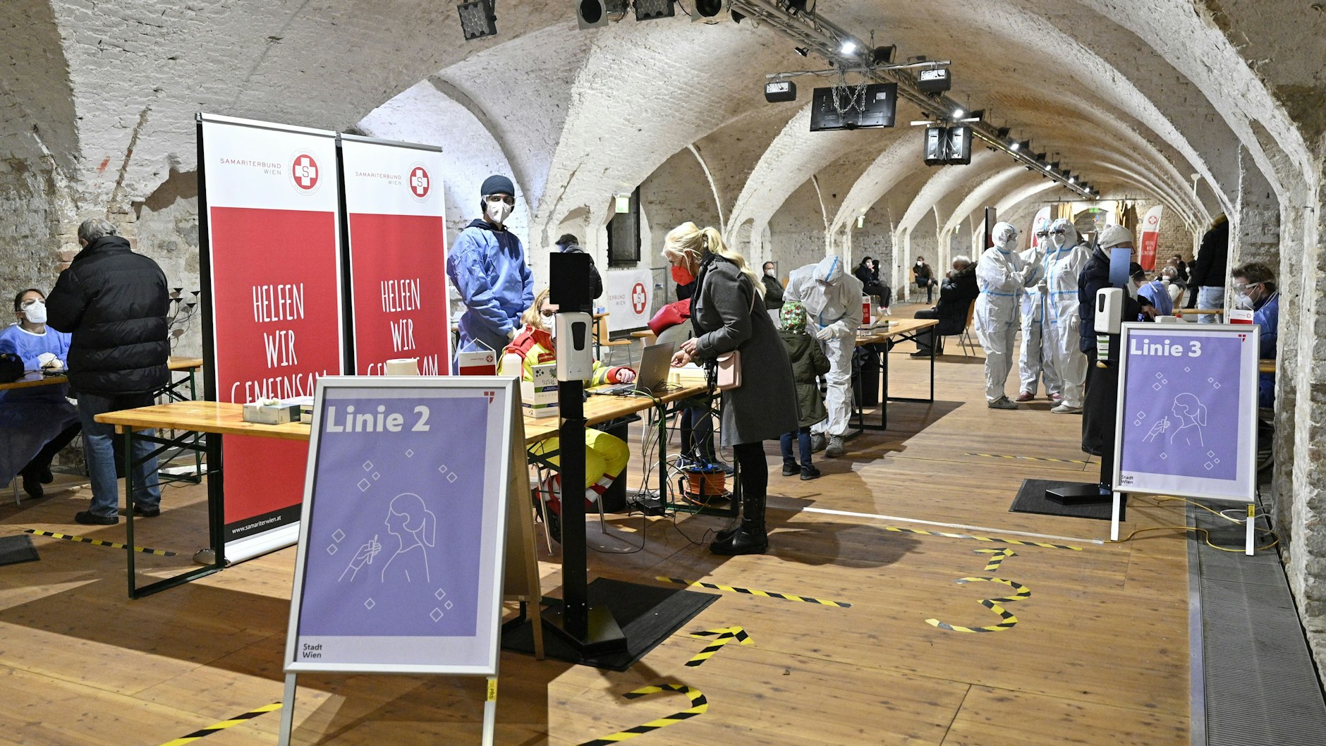 Wien: Gesundheitspersonal in&nbsp;Schutzanzügen arbeitet in der neuen Corona-Teststraße im Schloss Neugebäude in Wien-Simmering.