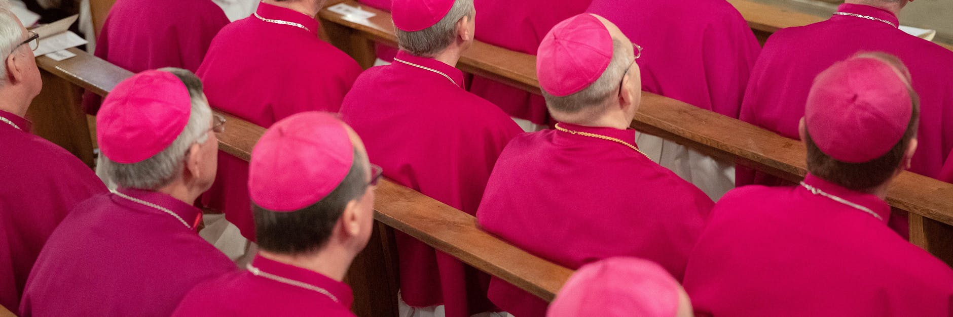 Das Bischofskollegium trifft nicht wie hier persönlich zusammen, sondern wegen Corona online.