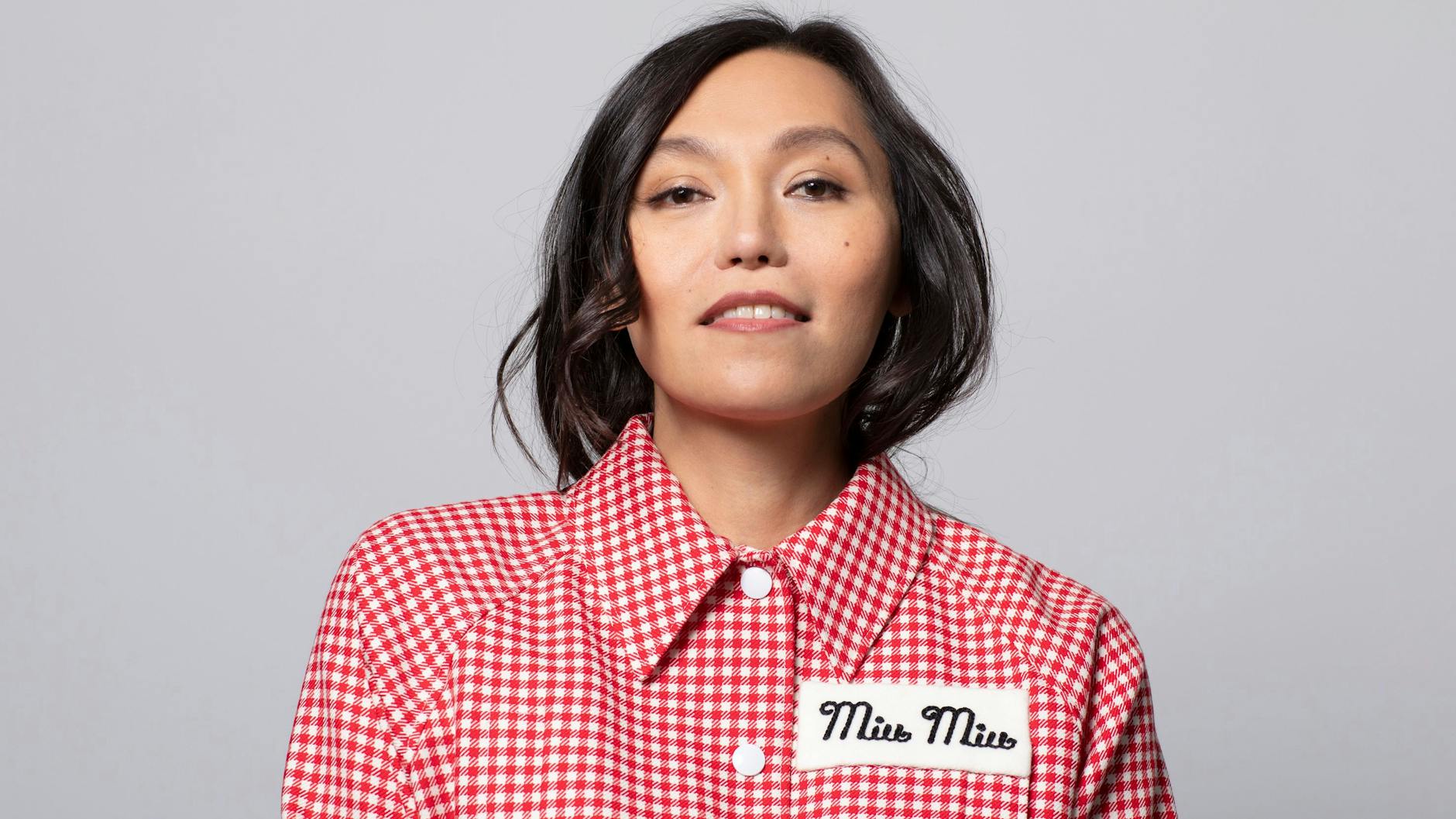 Dass Isabel Sandoval, Regisseurin wie Hauptdarstellerin, transgender ist, wird im Film gar nicht thematisiert. Auf subversive Art bedeutet genau das eine Aktualisierung des Begriffs „Weiblichkeit“ in der Reihe der Miu Miu Women's Tales.