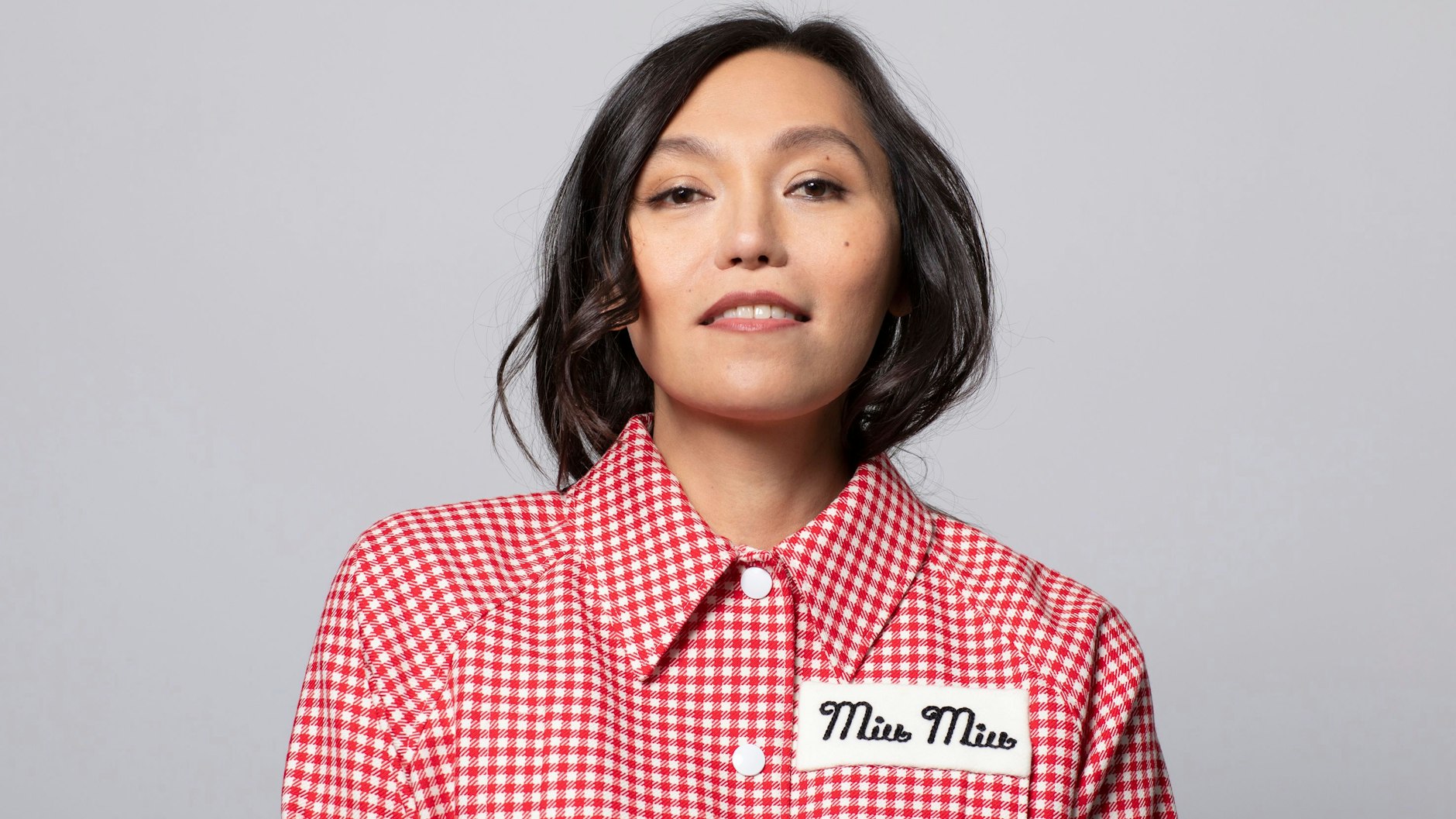 Dass Isabel Sandoval, Regisseurin wie Hauptdarstellerin, transgender ist, wird im Film gar nicht thematisiert. Auf subversive Art bedeutet genau das eine Aktualisierung des Begriffs „Weiblichkeit“ in der Reihe der Miu Miu Women's Tales.