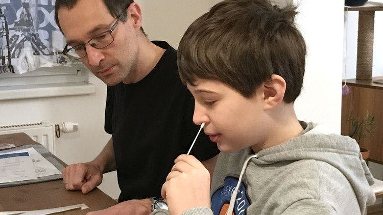 In Österreich kommen Corona-Selbsttests für Schüler und Lehrer schon längst zum Einsatz.