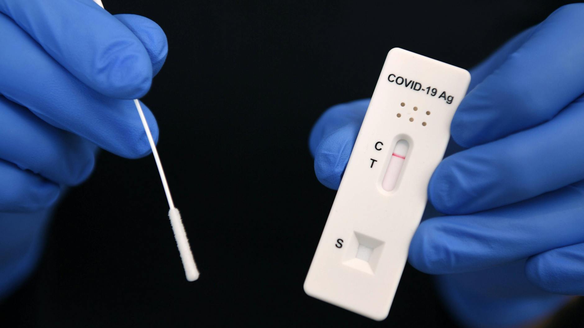Negativer Sars-CoV-2-Antigen-Schnelltest und Tupfer.