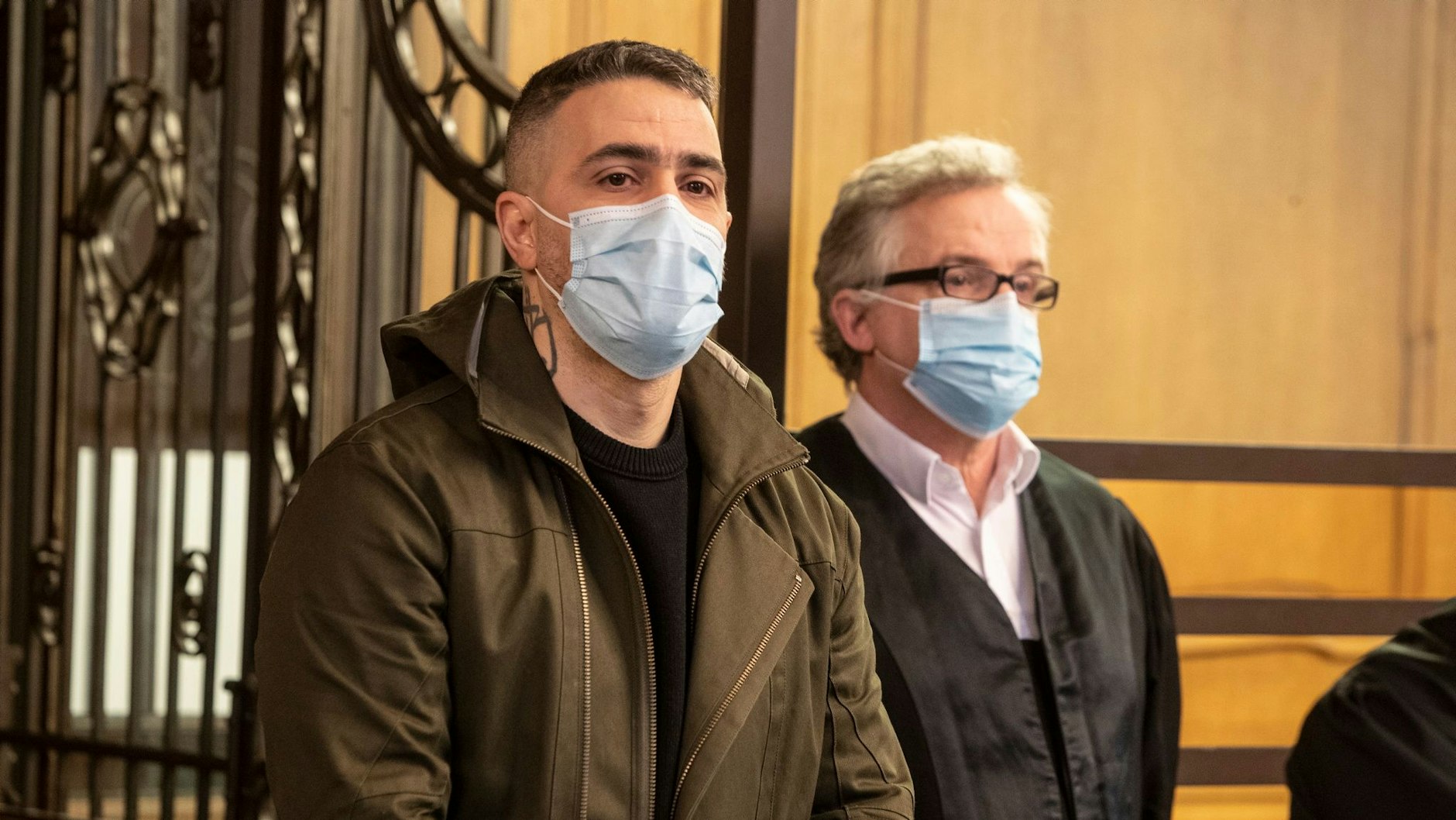 Die Maskenpflicht im Kriminalgericht Moabit gilt auch für den Rapper Bushido und seinen Anwalt. Bushido ist derzeit Nebenkläger im Prozess gegen seinen einstigen Freund Arafat Abou-Chaker und drei seiner Brüder. Das Verfahren läuft seit August.