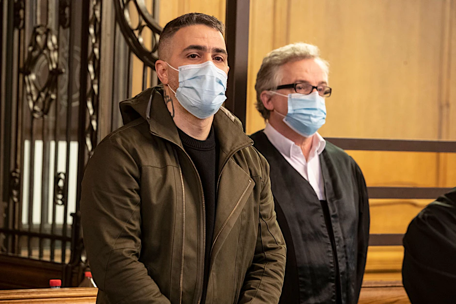 Die Maskenpflicht im Kriminalgericht Moabit gilt auch für den Rapper Bushido und seinen Anwalt. Bushido ist derzeit Nebenkläger im Prozess gegen seinen einstigen Freund Arafat Abou-Chaker und drei seiner Brüder. Das Verfahren läuft seit August.
