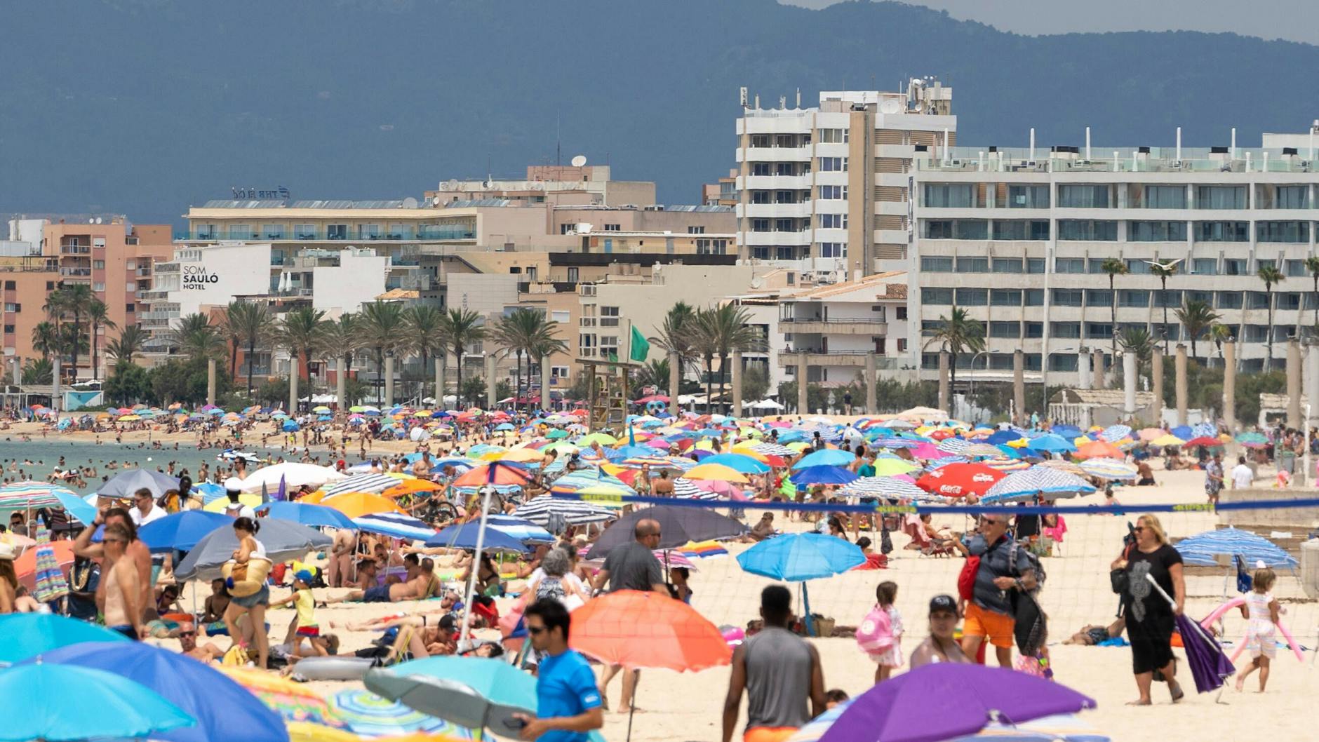 So dicht gedrängt lagen vergangenes Jahr die Urlauber am Strand von Playa de Palma auf Mallorca - trotz Corona .