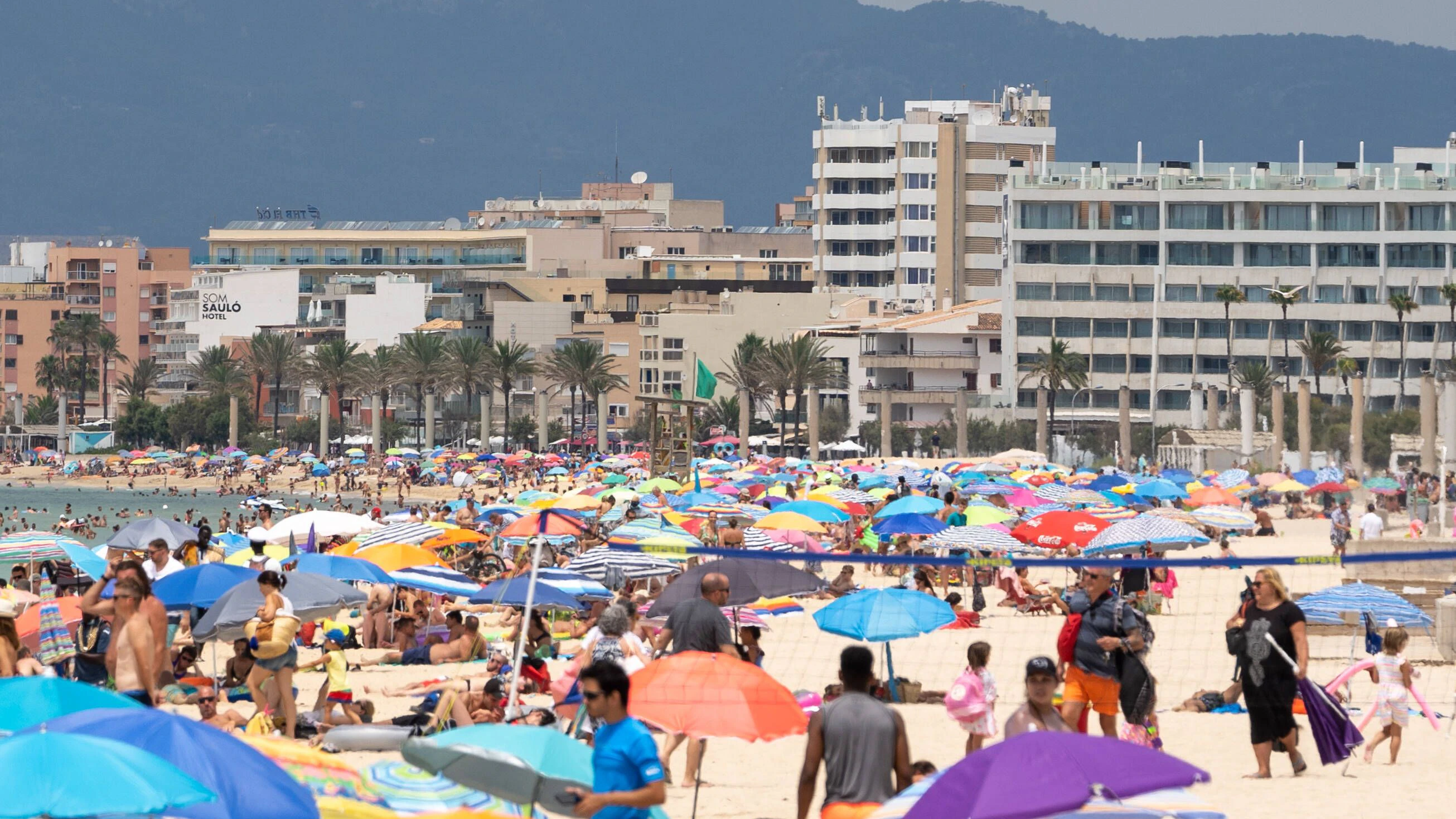 So dicht gedrängt lagen vergangenes Jahr die Urlauber am&nbsp; Strand von Playa de Palma auf Mallorca - trotz Corona .