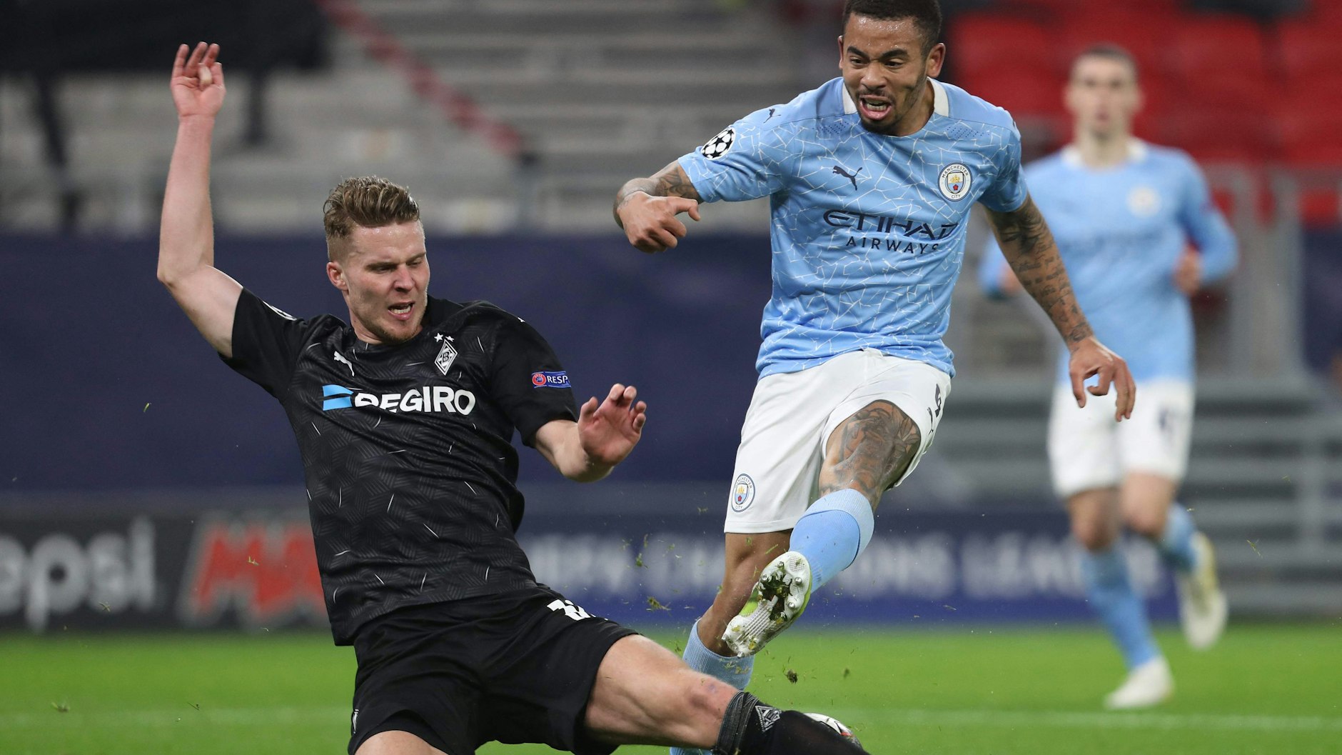 Mönchengladbachs Nico Elvedi (l.) im Zweikampf mit Gabriel Jesus.