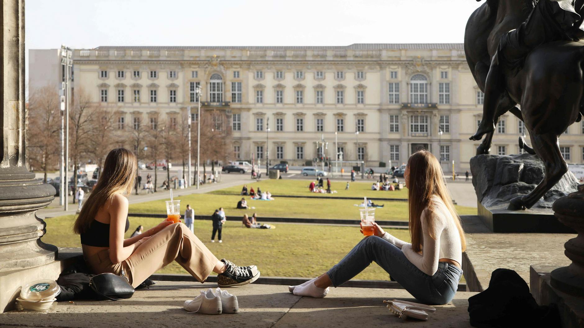 Sonnenbad am Lustgarten: Zwei junge Frauen genießen den wärmsten Februartag, der jemals in Berlin gemessen wurde.