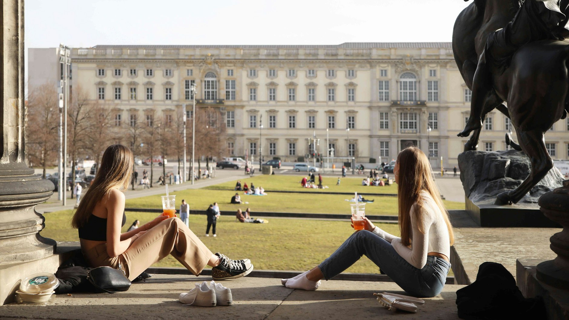 Sonnenbad am Lustgarten: Zwei junge Frauen genießen den wärmsten Februartag, der jemals in Berlin gemessen wurde.