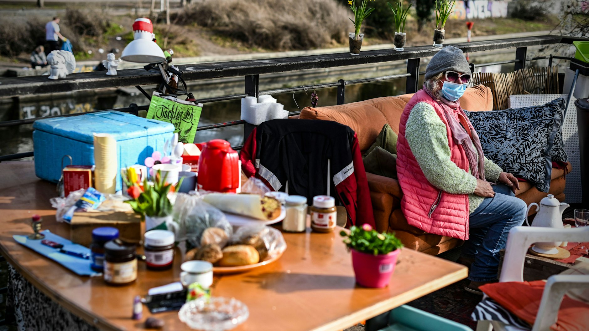 Will nicht im Mittelpunkt stehen: Anwohnerin Anneliese lässt lieber den gedeckten Tisch für sich sprechen.<br>
