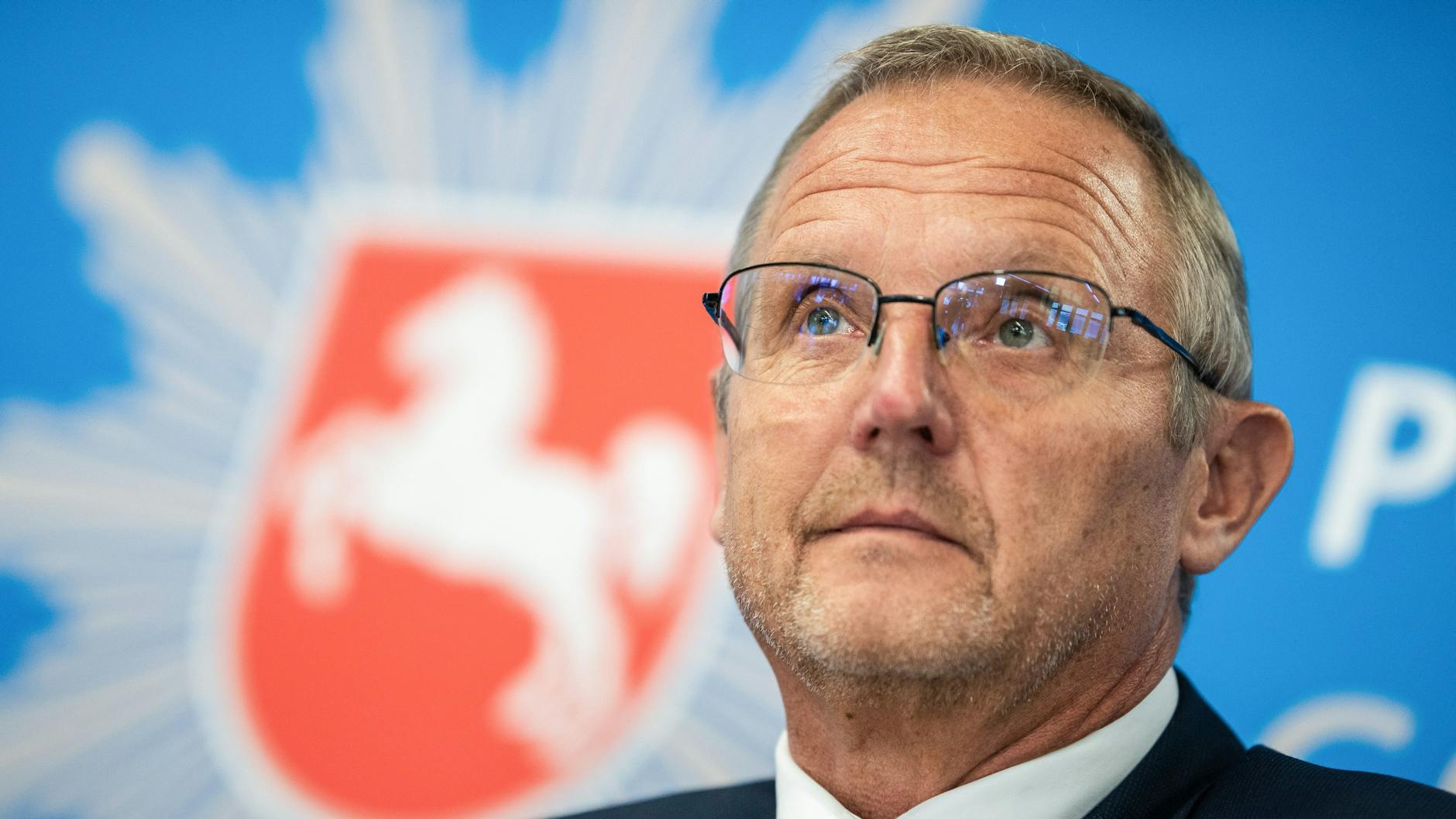 Uwe Lührig, bisher Polizeipräsident der Polizeidirektion Göttingen, spricht bei einer Pressekonferenz. Lührig wurde am Dienstag in den einstweiligen Ruhestand versetzt.