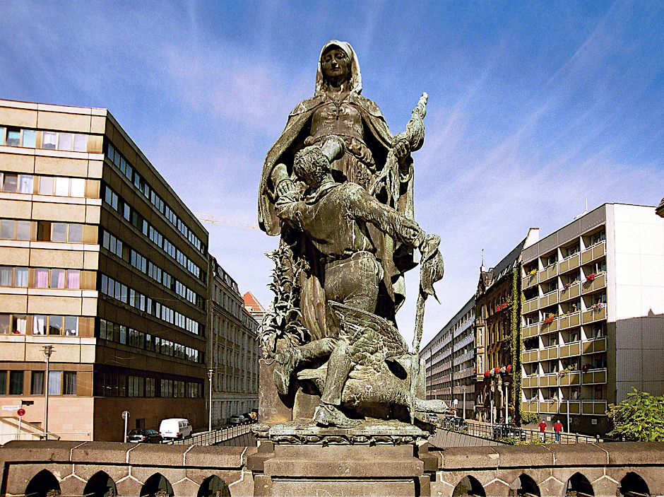 Die Heilige Gertraude an ihrem originalen Standort auf der alten Gertraudenbrücke in der Nähe des Spittelmarktes.&nbsp;