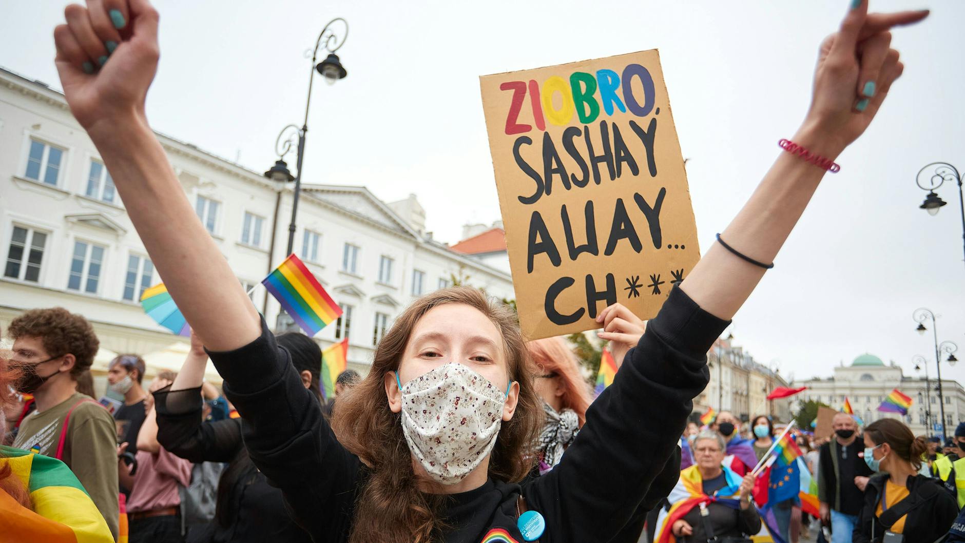 Eine Demonstrantin marschiert durch Warschau und protestiert für LGBT-Rechte. Das Foto wurde am 30. August 2020 gemacht.
