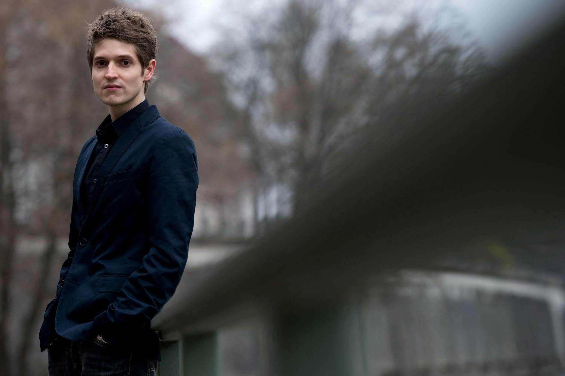 Der Schriftsteller Benedict Wells, spätestens bekannt durch „Vom Ende der Einsamkeit“.