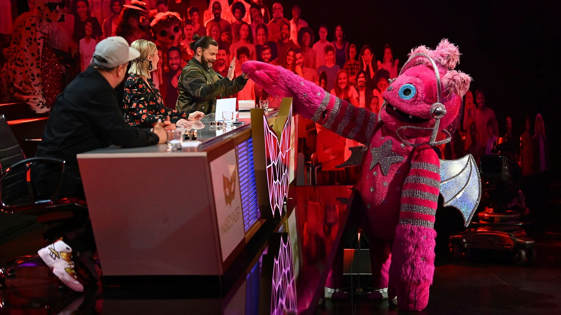 Der Monstronaut bei „The Masked Singer“ zusammen mit der Jury.