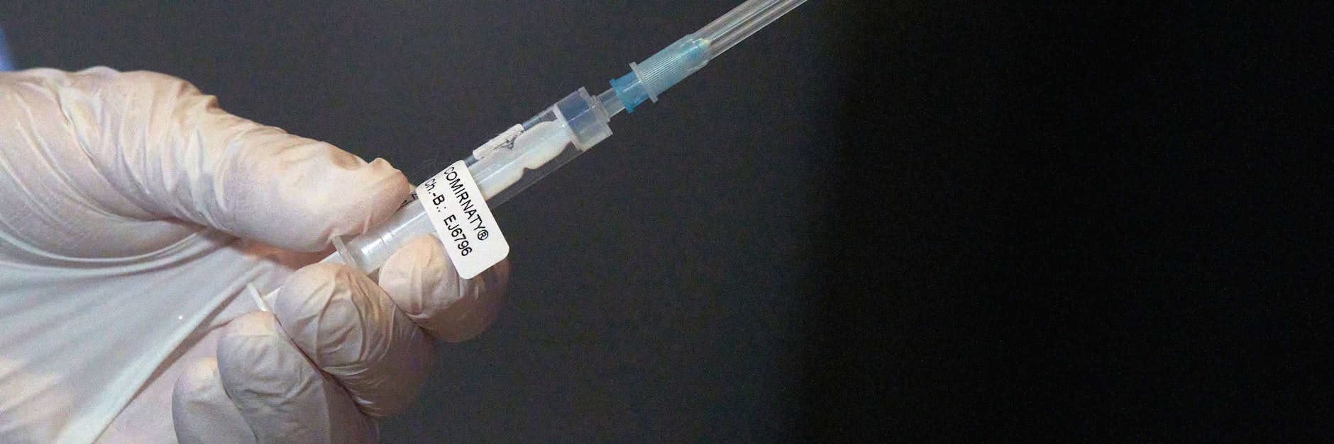 Spritze mit dem Impfstoff gegen Covid-19.