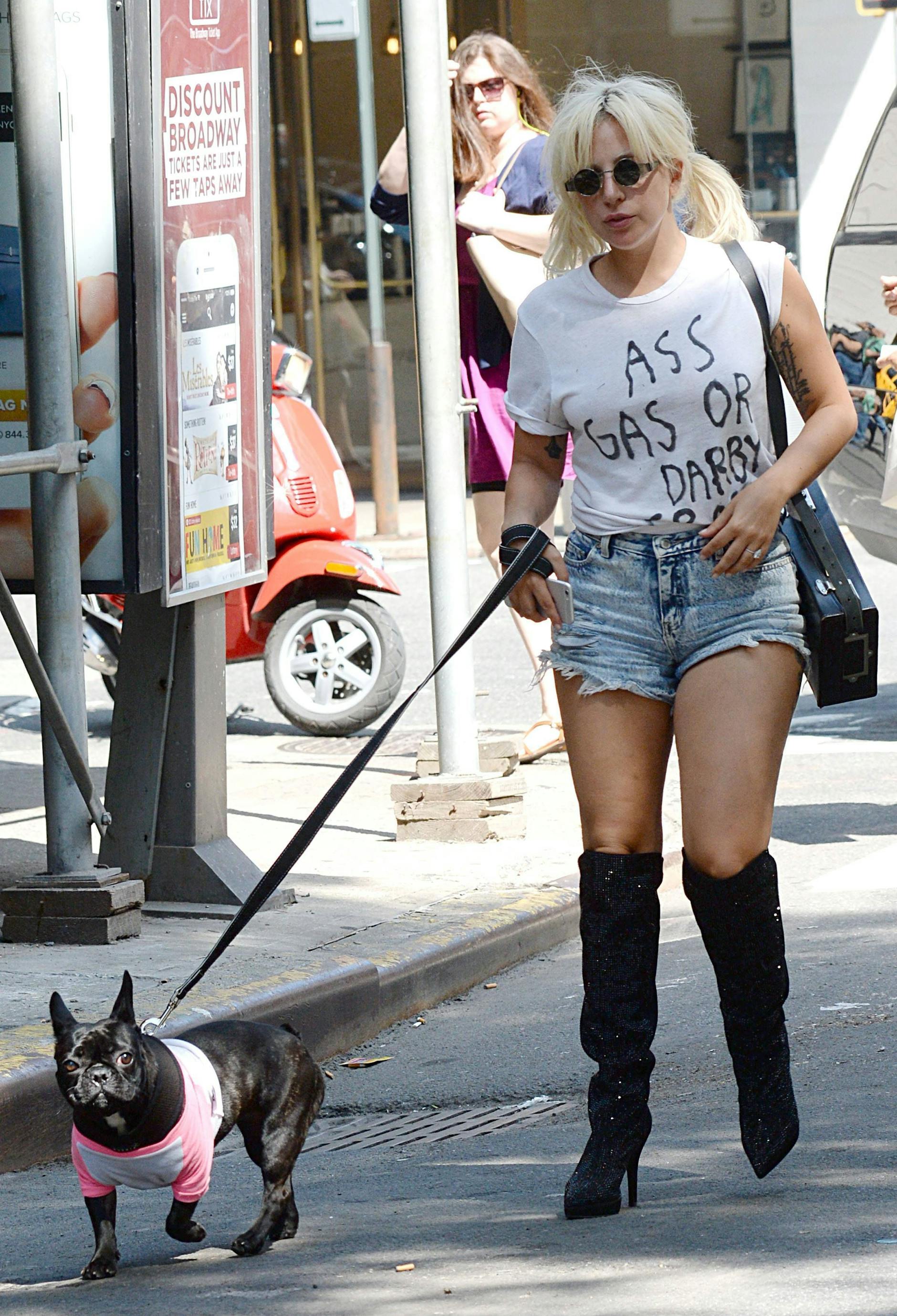 Lady Gaga mit ihrer Französischen Bulldogge Asia.