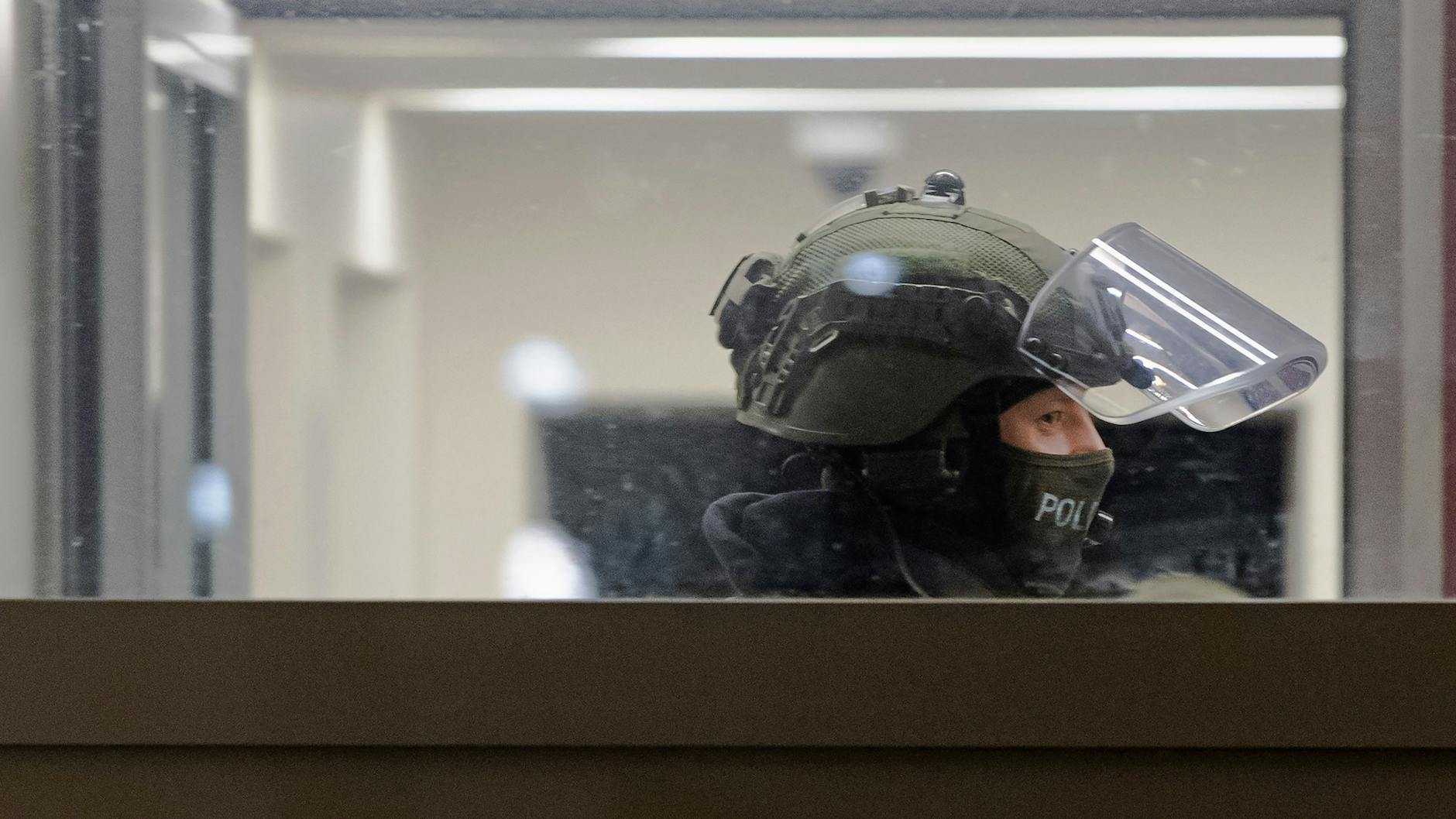 Die Polizei Berlin ist am frühen Donnerstagmorgen zu einer groß angelegten Razzia in mehrere Berliner Bezirke ausgerückt.