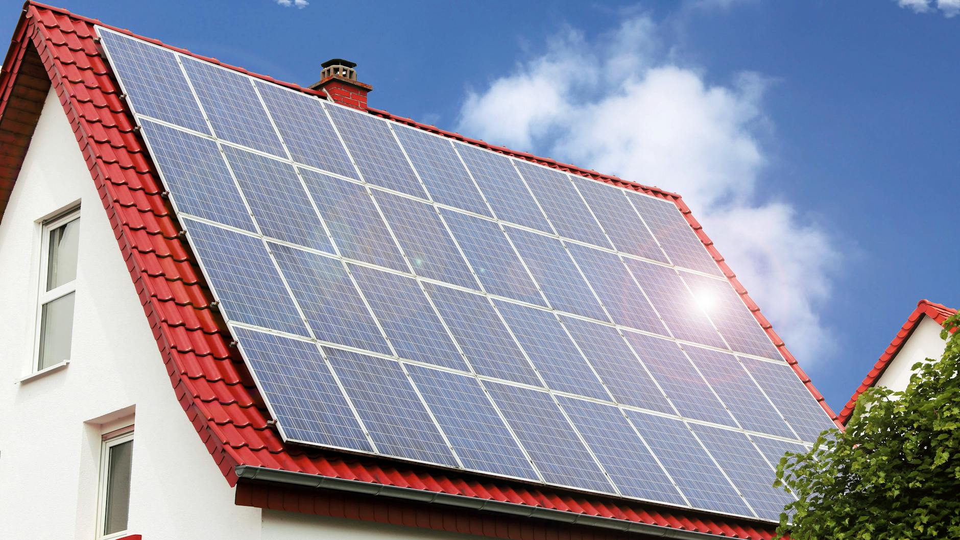 Das Problem von Häusern mit Solardächern: Der überschüssig produzierte Strom kann nicht langfristig gespeichert werden. Das Start-up Home Power Solutions will das ändern. 